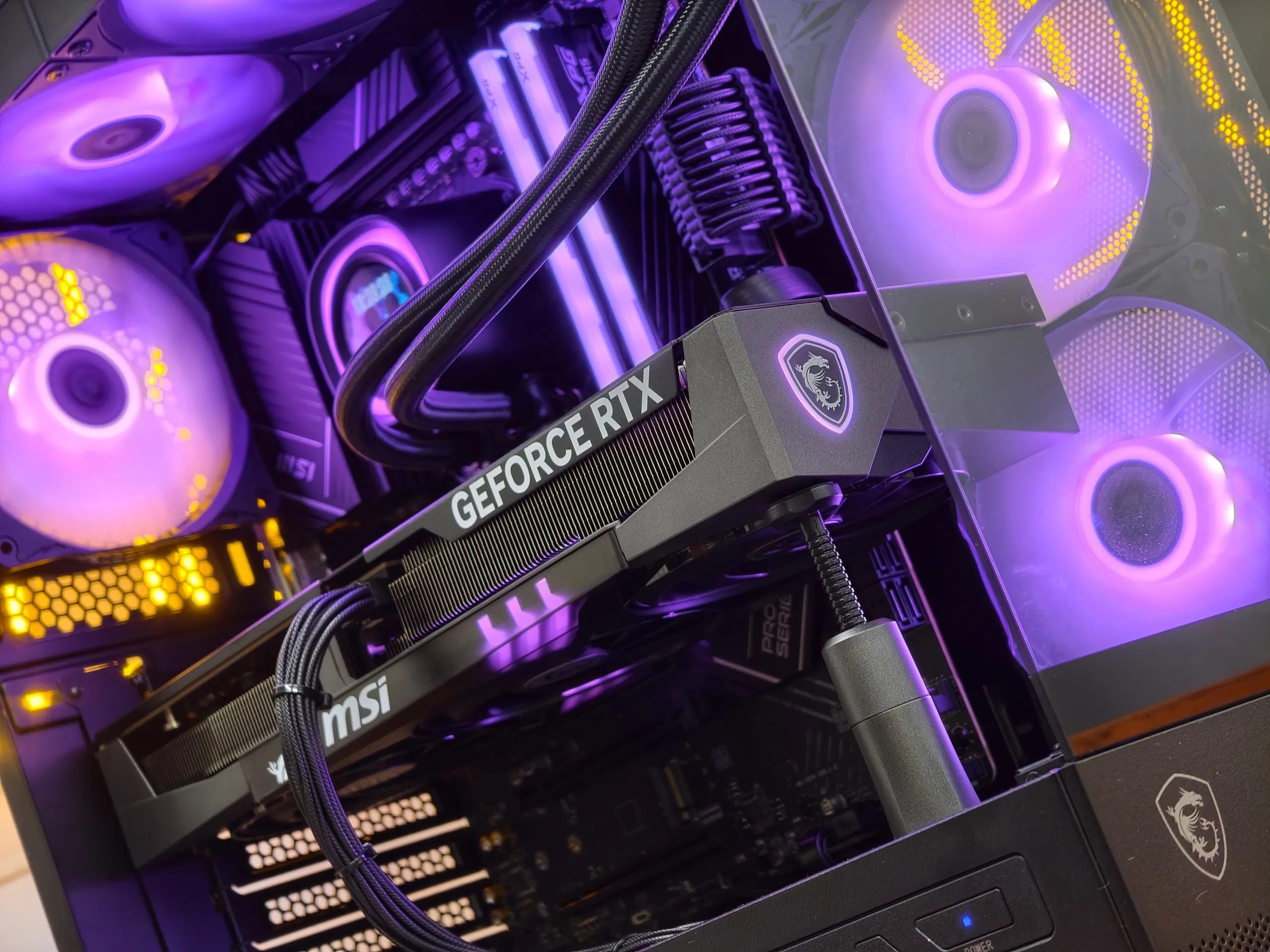 Крупный план видеокарты GeForce RTX и вентиляторов с фиолетовой подсветкой